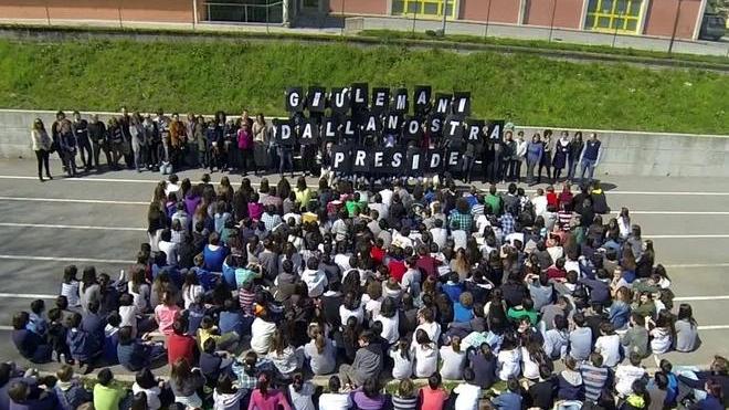 «Giù le mani dalla nostra preside»: quattro flash mob nelle scuole della Valbisenzio