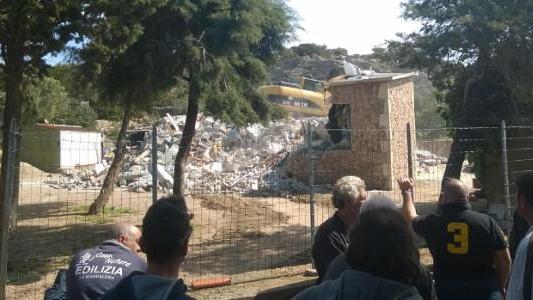 Abusi edilizi alla Maddalena: buttati giù case, singole camere e un prefabbricato 