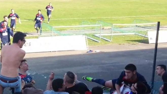 Se è il giocatore ad abbattere la rete e non i tifosi