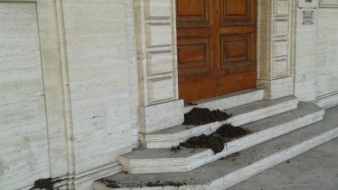 Letame davanti alla Provincia per dire no alla discarica