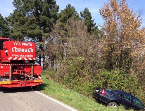 Auto fuori strada per evitare un cervo