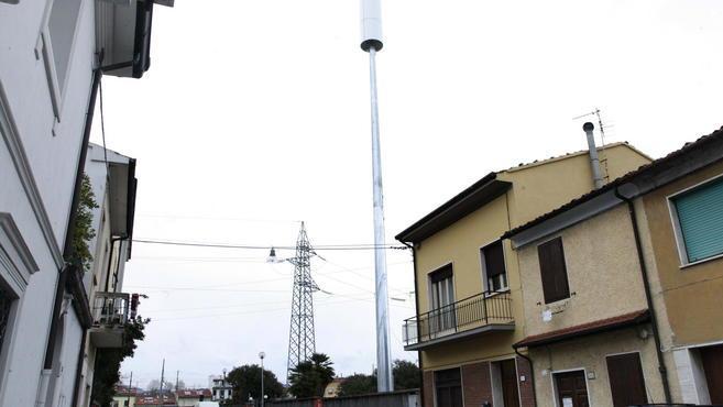 Lenzuola bianche alle finestre contro l’antenna in via Matteotti
