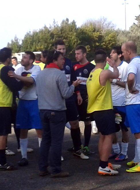 Dal tifo-spettacolo alla follia ultrà E la partita è sospesa 