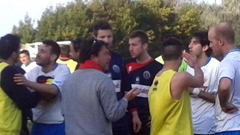 Dal tifo-spettacolo alla follia ultrà E la partita è sospesa