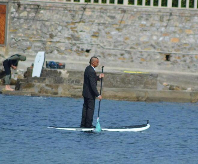 C’è chi va in “sup” in abito da sera