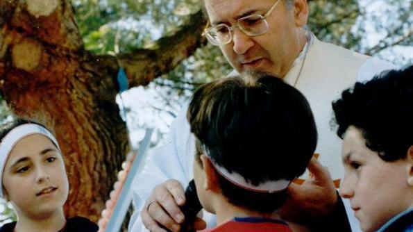 Il “prete del sorriso” dalla parte di pacifisti e baraccati