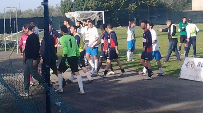 Partita interrotta per tafferugli tra tifosi 