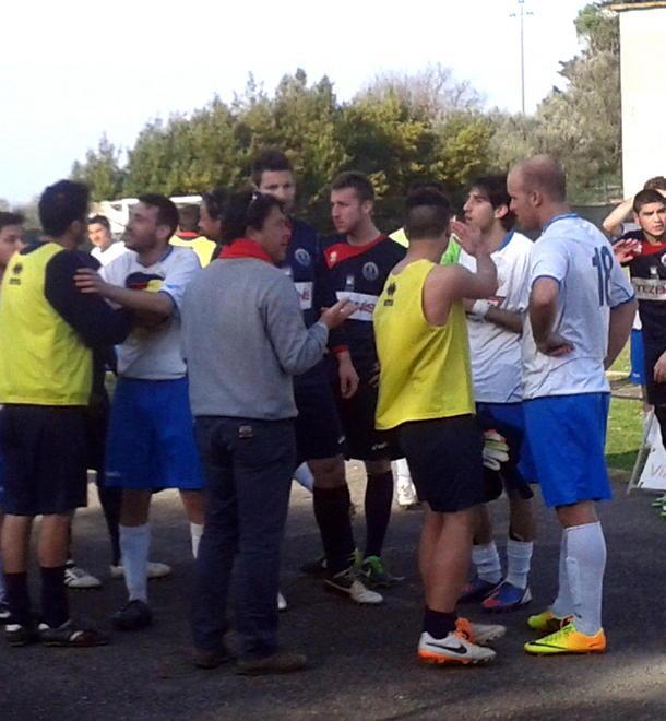 Qui Perignano, Far west: pugni e sedie in campo 