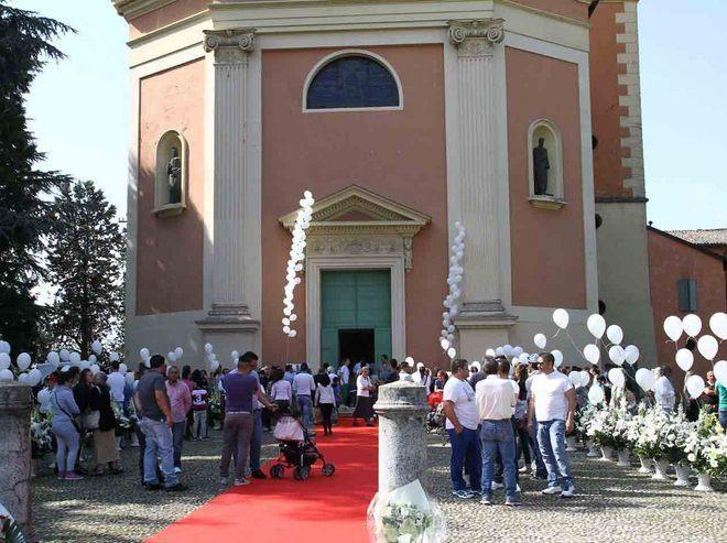Palloncini in cielo per Dominic 
