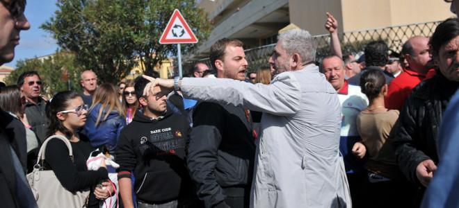 Abusi edilizi, il consiglio comunale vota all'unanimità: "Niente demolizioni finché il giudice non decide sui ricorsi"