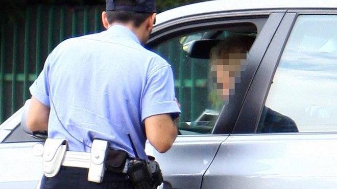 Guidavano con le patenti false