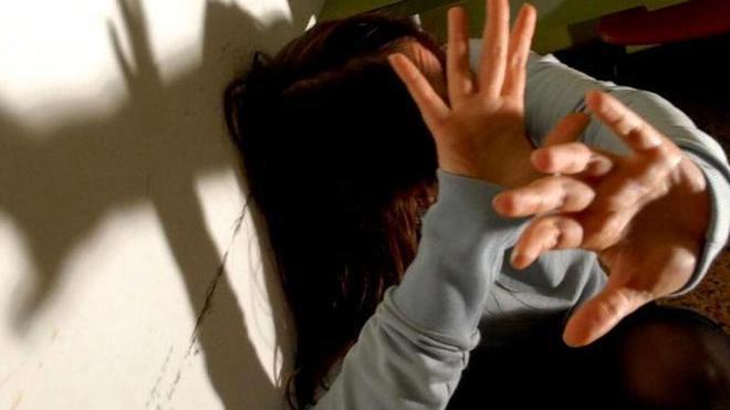 Segregarono una 21enne, condannati tutti i parenti