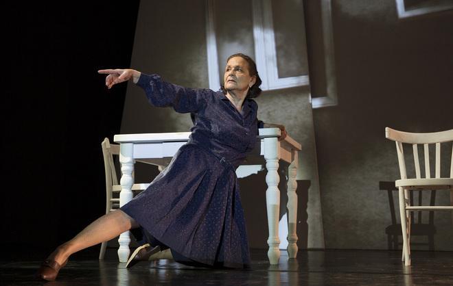 Donne che combattono la solitudine Il Teatro Sardegna rilegge Bennett