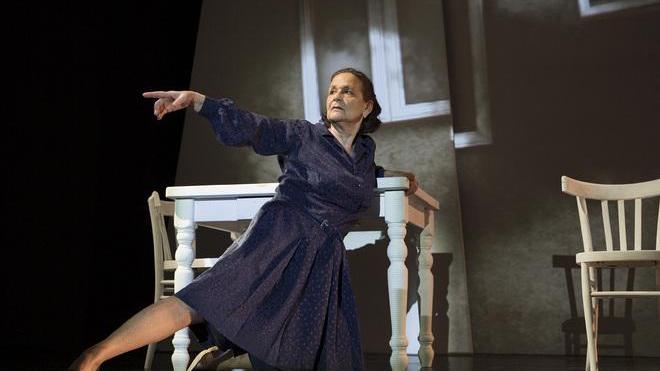 Donne che combattono la solitudine Il Teatro Sardegna rilegge Bennett