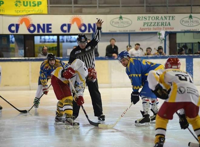 L’hockey riempie il palaghiaccio 