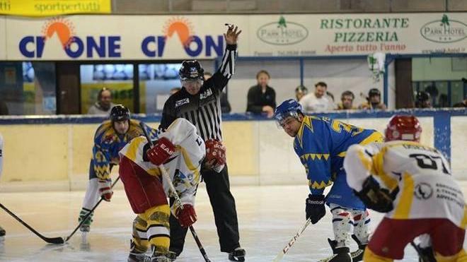 L’hockey riempie il palaghiaccio