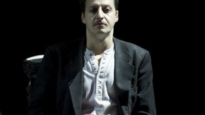 «Eduardo “in assolo” per un testo corale che parla di solitudine»