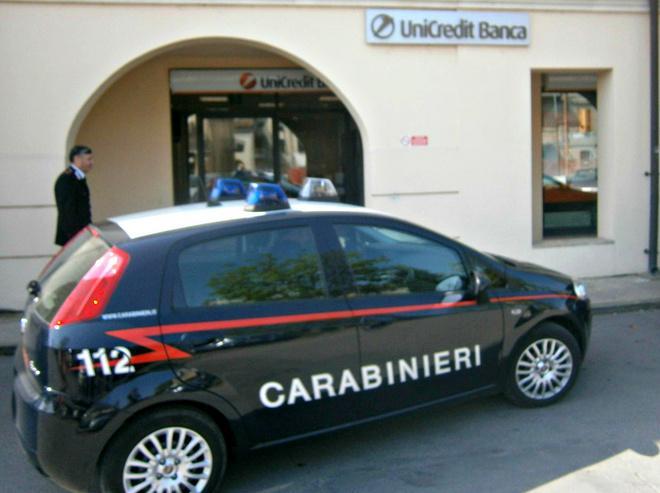 Bandito armato di pistola rapina l’Unicredit 