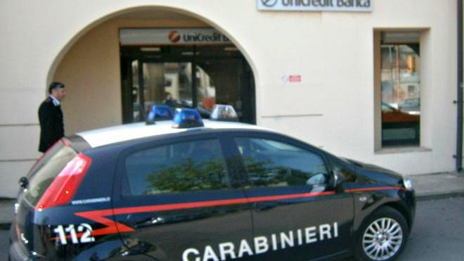 Bandito armato di pistola rapina l’Unicredit
