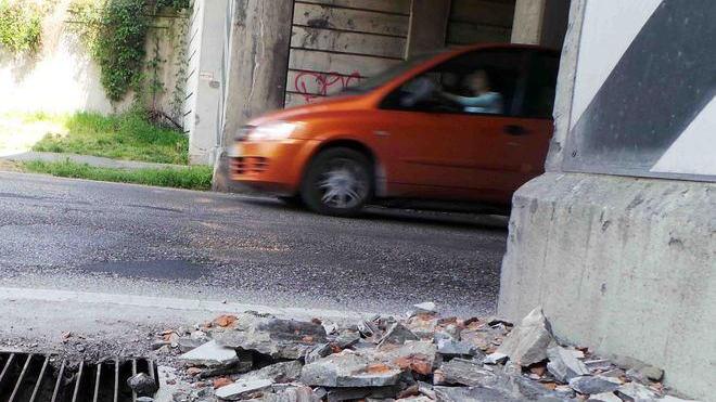 Calcinacci dal sottopasso ferroviario