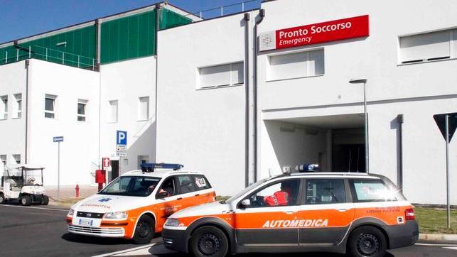 Con lo scooter contro auto, grave