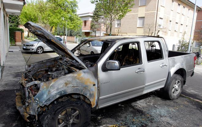Modena, incendiato il pick up di una coop 