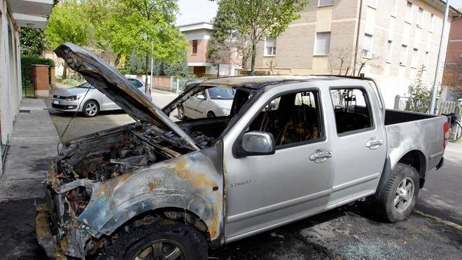 Modena, incendiato il pick up di una coop