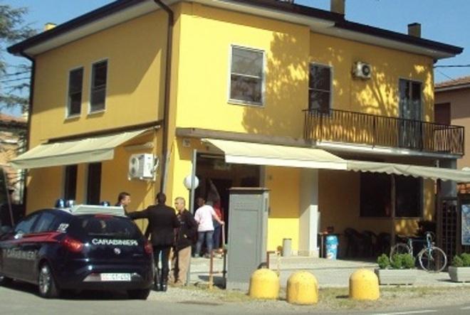 Carpi, sfondata a picconate la vetrina del bar ma poi il colpo salta 