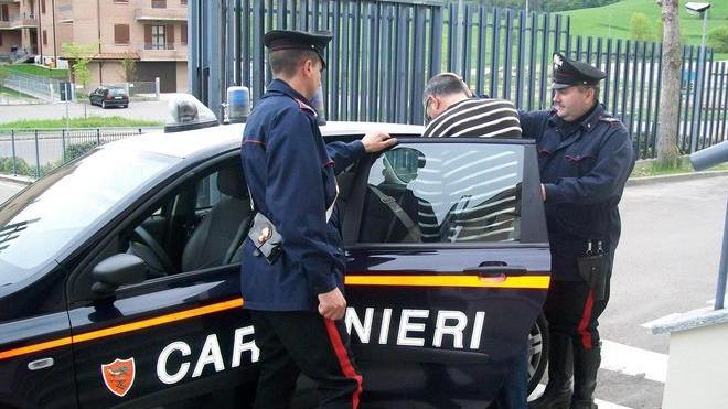 Sequestrato e ferito da tre usurai armati