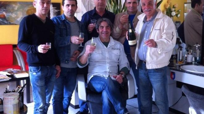 Aurelio, quarant’anni a tagliare capelli e... crisi