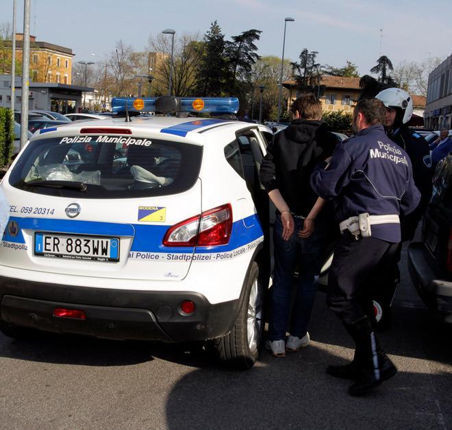 Arrestati con la droga nascosta nelle mutande 