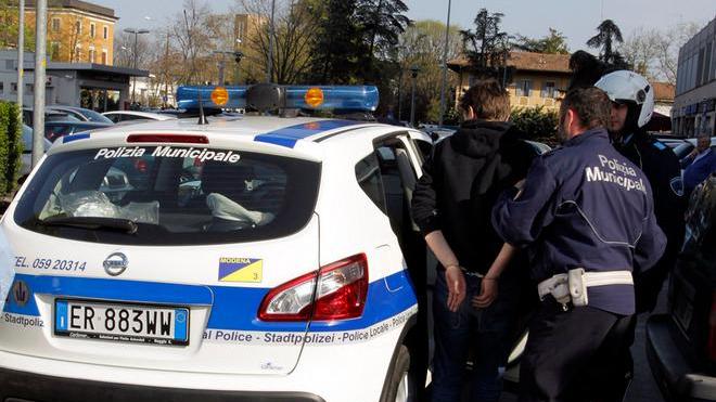 Arrestati con la droga nascosta nelle mutande