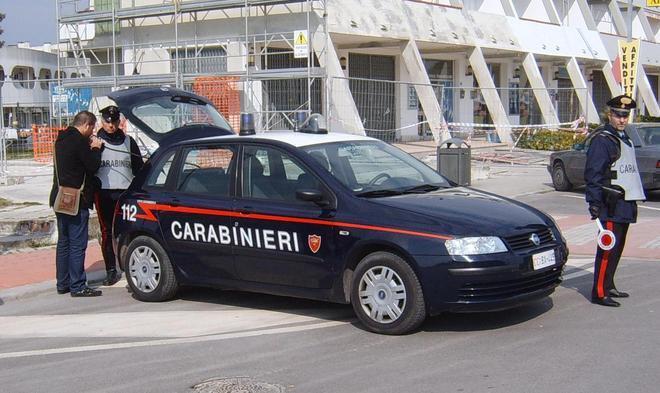 Nell’auto nascondevano due bastoni 