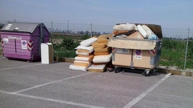 Spuntano discariche a cielo aperto