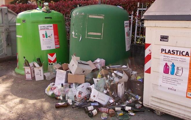 Campane piene da 15 giorni il vetro gettato per strada