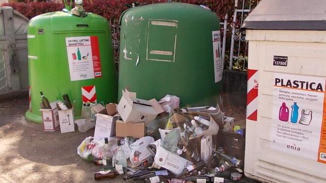 Campane piene da 15 giorni il vetro gettato per strada