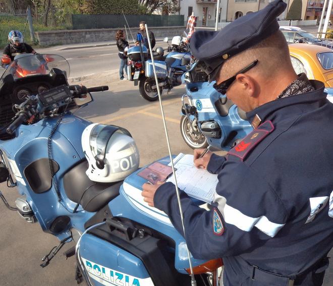 Appiedati nove motociclisti 