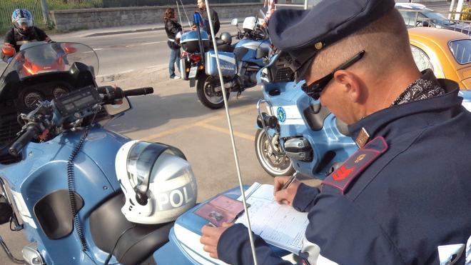 Appiedati nove motociclisti