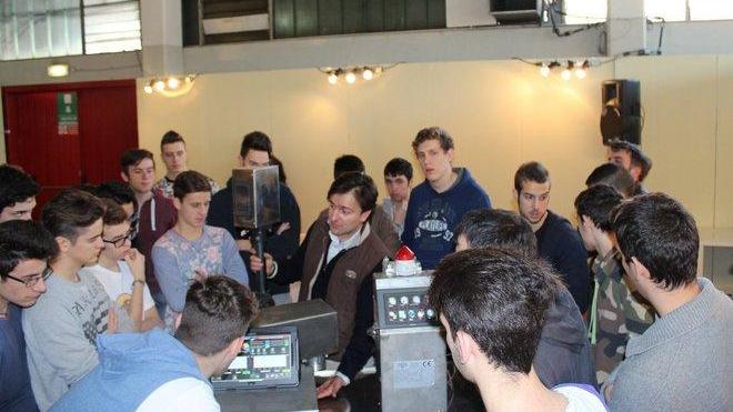 Gli studenti a lezione di meccatronica