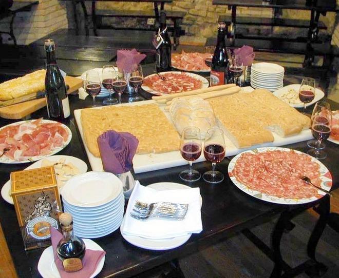 Un’abbuffata al ristorante pagata con l’assegno falso 