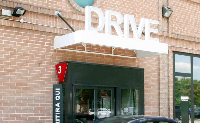 Ruba l’incasso del ‘McDrive’ poi va nell’albergo a 4 stelle