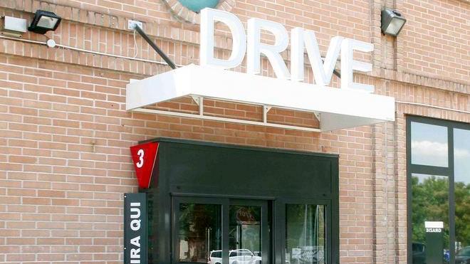 Ruba l’incasso del ‘McDrive’ poi va nell’albergo a 4 stelle