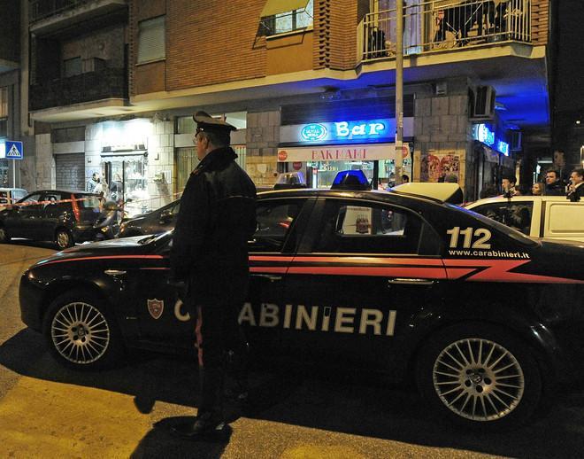 Rapinato con una pietra all’uscita del ristorante 