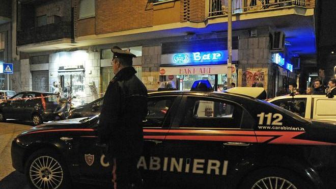 Rapinato con una pietra all’uscita del ristorante