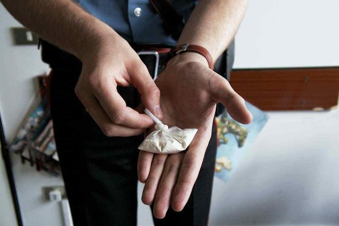 Evaso dai domiciliari, preso con la droga in bocca 