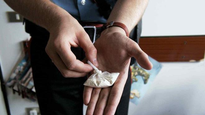 Evaso dai domiciliari, preso con la droga in bocca