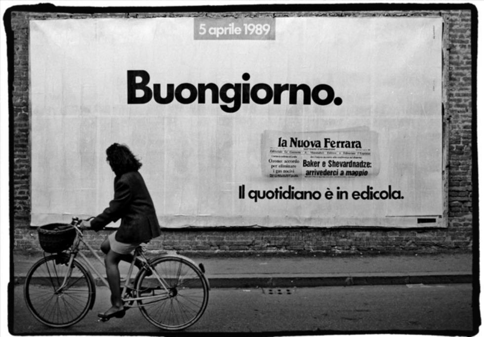 I 25 anni della Nuova Ferrara. Chi è la ragazza in bicicletta sul manifesto del 1989? 