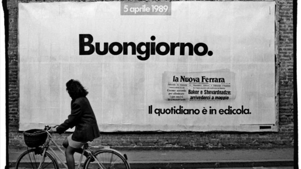 I 25 anni della Nuova Ferrara. Chi è la ragazza in bicicletta sul manifesto del 1989?