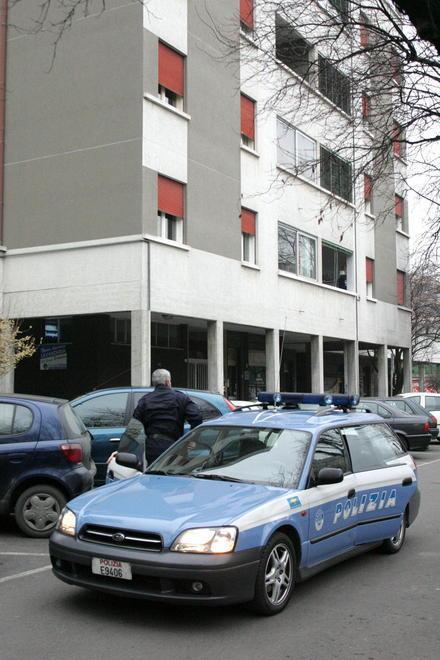 Spara dalla finestra e danneggia la casa del vicino 