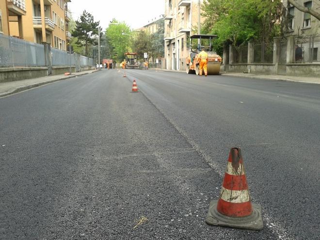 Macchine al lavoro, asfalto nuovo in via Bagaro 